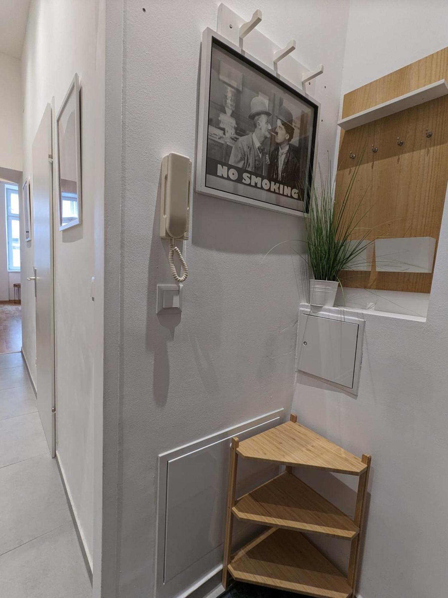 Renovated - 10 Min To Center Appartement Wenen